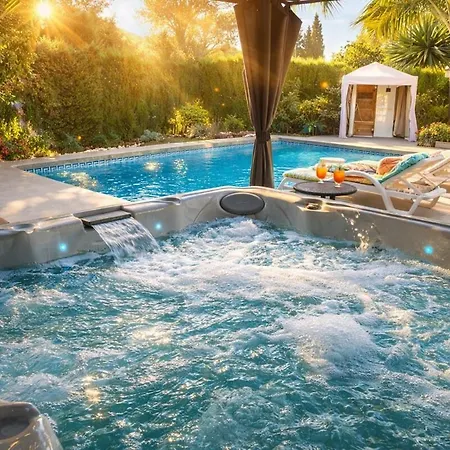 Vila Luxury Golf Front Spa, Jacuzzi & Heated Pool