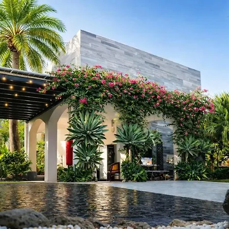 Vila Luxury Golf Front Spa, Jacuzzi & Heated Pool